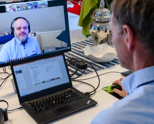 Kursansvarlig Kai Solum gjør klar mens IT-ansvarlig hos REN, Hans Petter Wilhelmsen er online og setter opp systemene for kurset fra sin arbeidsplass i Bergen.