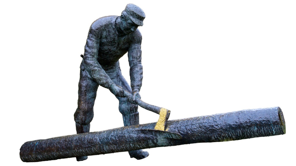 ”Tømmerhoggeren” som står foran inngangen til rådhuset.Skogsarbeider Bjørn Steinsveen stod modell for Tandberg.