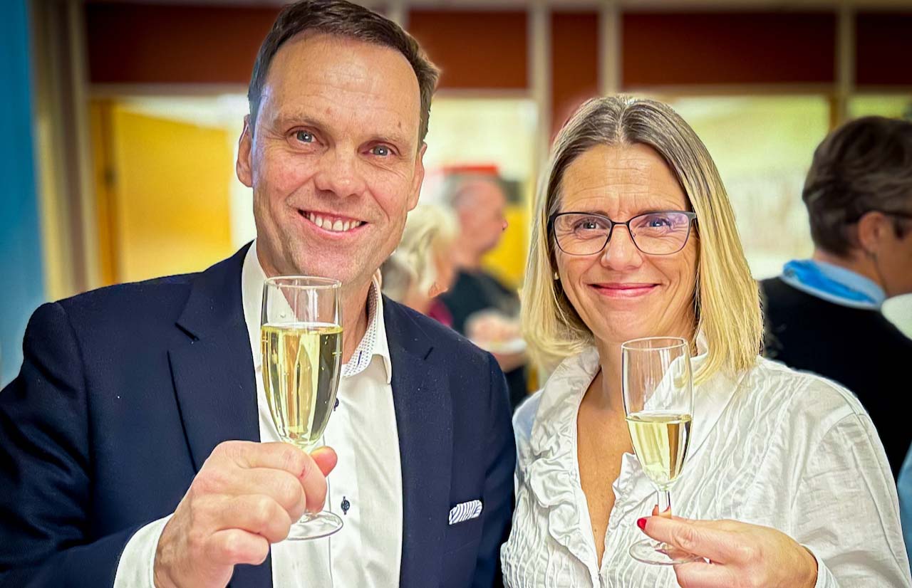 Nærbilde av Mari og Tomas, som holder i champagneglass