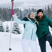 Bilde av et par som er ute på ski