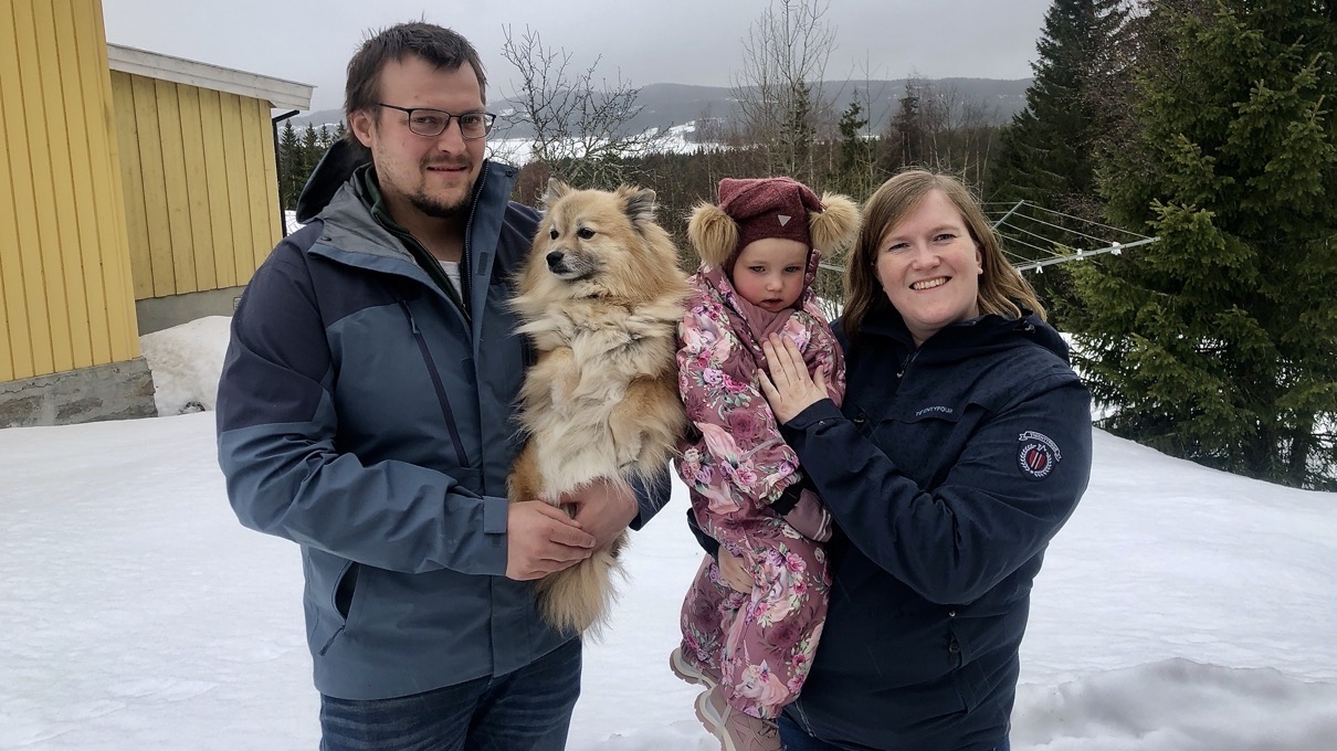 Ekteparet Silje og Lars Erik Aasli har flyttet inn på småbruket Kinnslien i Østbygda sammen med datteren Amalie og hunden Millie.